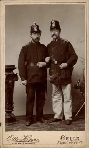 Ak Zwei Männer in Uniformen, Porträt, Fotograf Otto Hoppe