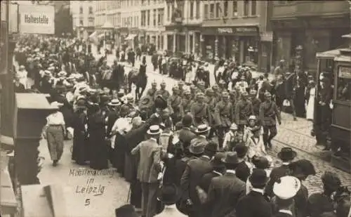 Foto Ak Leipzig in Sachsen, Mobilmachung, I. WK, Deutsche Soldaten in Uniformen