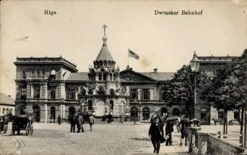 Ak Riga Lettland, Blick auf den Dwinsker Bahnhof, Straßenseite, Passanten