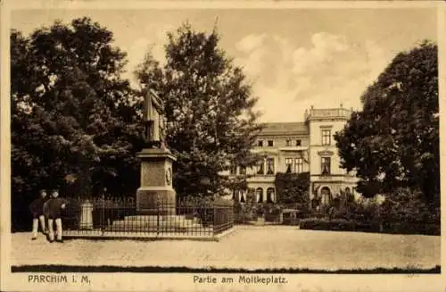 Ak Parchim in Mecklenburg, Moltkeplatz, Denkmal