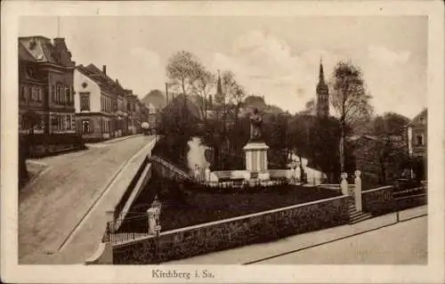 Ak Kirchberg in Sachsen, Straßenpartie, Denkmal