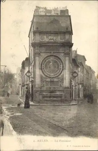 Ak Arles Bouches du Rhône, la Fontaine