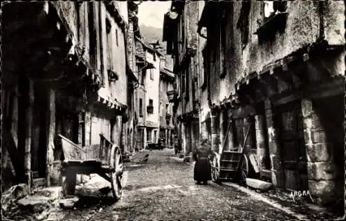 Ak Entraygues sur Truyère Aveyron, Alte Häuser der Rue Droite, Karre