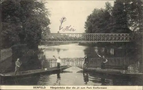 Ak Benfeld Elsass Bas Rhin, Hängebrücke zum Park Sieffermann, Ill, Boote