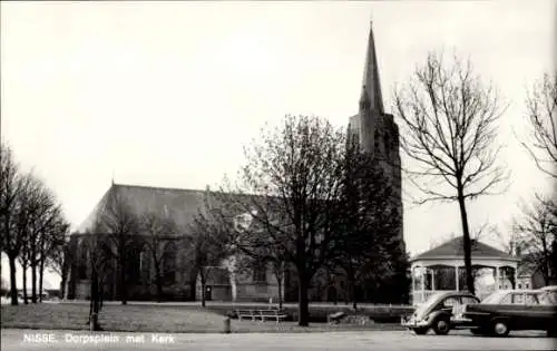 Ak Nisse Zuid Beveland Zeeland Niederlande, Dorfplatz mit Kirche