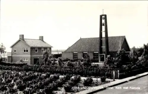 Ak Anna Jacobapolder Zeeland Niederlande, Geref. Kirche mit Pfarrhaus