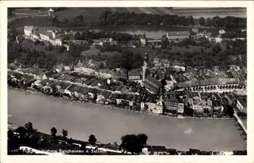 Ak Burghausen an der Salzach Oberbayern, Gesamtansicht, Luftaufnahme