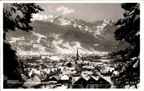 Ak Garmisch Partenkirchen in Oberbayern, Gesamtansicht, Zugspitzmassiv, Winter