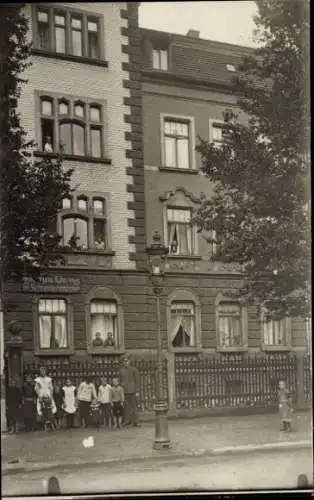 Foto Ak Pölbitz Zwickau in Sachsen, Wohnhaus Edmundstraße 8, Anwohner, Kinder