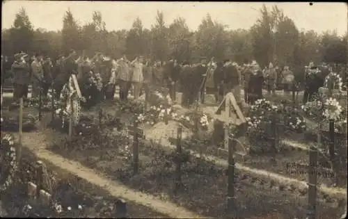 Foto Ak Kriegsgefangenenlager, Beerdigung, Friedhof