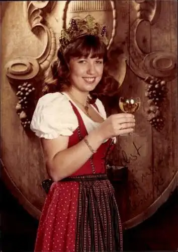 Ak Schauspielerin Regine Usinger, Portrait, Deutsche Weinkönigin 1980/81, Nackenheim, Autogramm