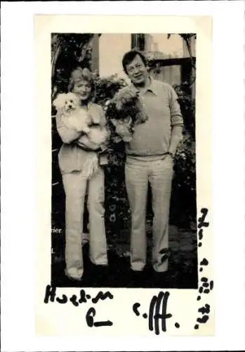Ak Schauspieler Peter Schiff, Portrait mit Frau und Hunden, Autogramm