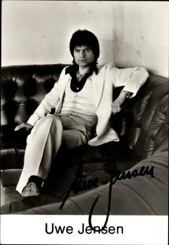 Ak Schauspieler Uwe Jensen, Portrait, Sänger, im weißen Anzug auf der Ledercouch, Autogramm