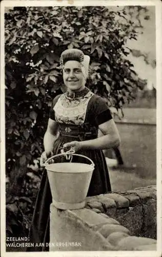 Ak Walcheren Zeeland, Frau in niederländischer Volkstracht, Regenbrunnen