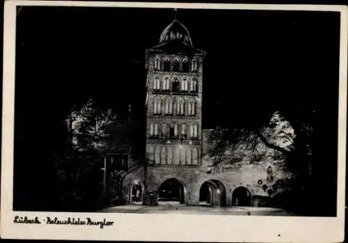 Ak Hansestadt Lübeck, Nacht, Beleuchtetes Burgtor