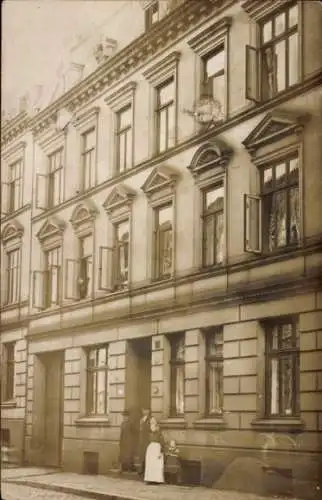 Foto Ak Berlin?, Wohnhaus, Anwohner