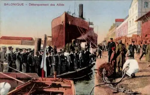 Ak Thessaloniki Griechenland, Débarquement des Alliés, Matrosen, Hafenpartie