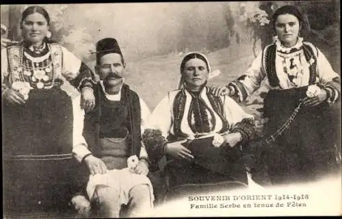 Ak Serbische Familie im Festtagskleid, Serbische Tracht
