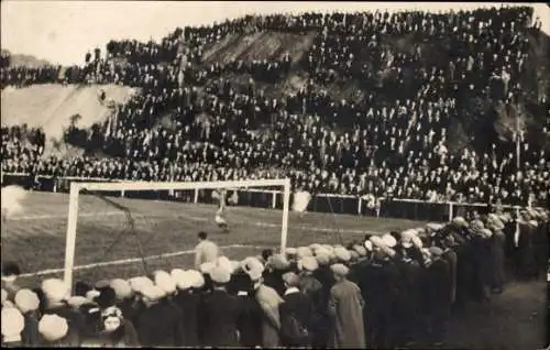 Foto Ak Fußball, Fußballspiel, Fußballer, Zuschauer