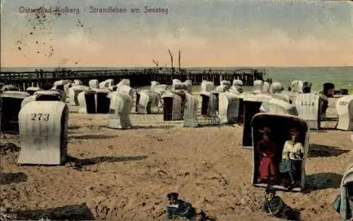 Ak Kołobrzeg Ostseebad Kolberg Pommern, Strandleben am Seesteg, Strandkörbe