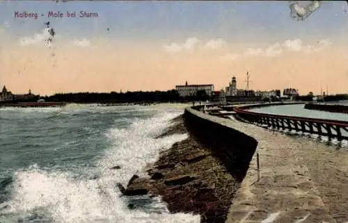 Ak Kołobrzeg Ostseebad Kolberg Pommern, Mole bei Sturm