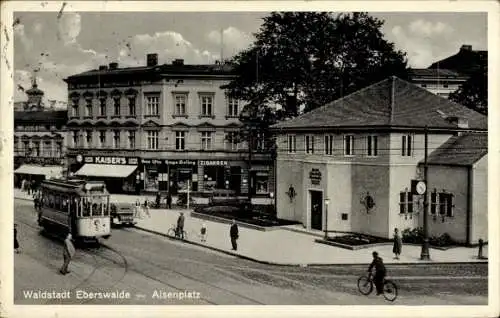 Ak Eberswalde im Kreis Barnim, Alsenplatz, Geschäfte, Straßenbahn Nr. 5