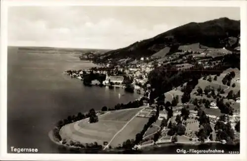 Ak Tegernsee Oberbayern, Fliegeraufnahme der Stadt, Wiesen