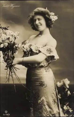 Ak Violet Wegner, Frau von Prinz Peter von Montenegro, Kleid, Blumenstrauß, Portrait