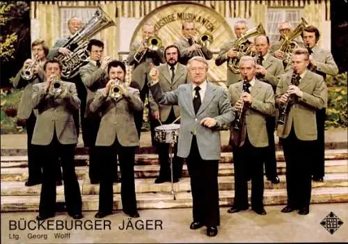 Ak Musikgruppe Bückeburger Jäger, Gruppenbild mit Instrumenten, Leitung Georg Wolff, Autogramm