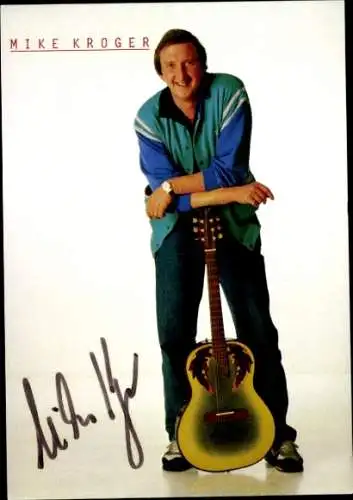 Ak Schauspieler und Sänger Mike Krüger, Portrait mit Gitarre, Autogramm