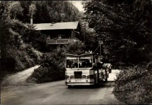 Ak Schwarzburg in Thüringen, Schweizerhaus im Schwarzatal, Autobus