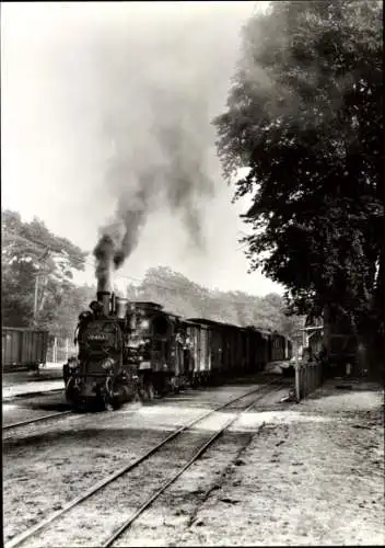 Ak Ostseebad Göhren auf Rügen, Schmalspurbahn Putbus Göhren, abfahrender Personenzug, 1970