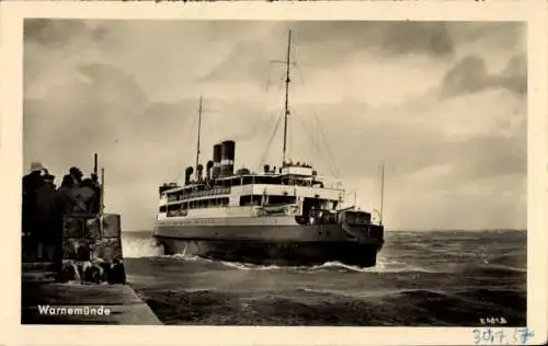 Ak Ostseebad Warnemünde Rostock, Ausfahrendes dänisches Fährschiff