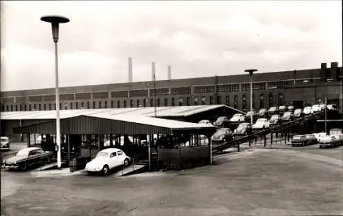 Ak Wolfsburg in Niedersachsen, VW Volkswagen auf Ablaufbändern, VW Werk, Werksbahnhof