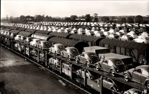 Ak Wolfsburg in Niedersachsen, VW Volkswagen auf Doppelstockwaggons der Bundesbahn, VW Werk