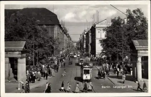 Ak Berlin Tiergarten, Leipziger Straße, Straßenbahn, Passanten