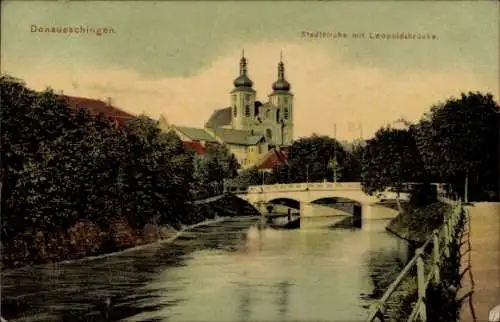 Ak Donaueschingen a.d. Baar, Stadtkirche mit Leopoldsbrücke