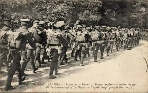 Ak La Bassée environs Nord, Troupes anglaises se rendant au feu, Britische Soldaten, I. WK