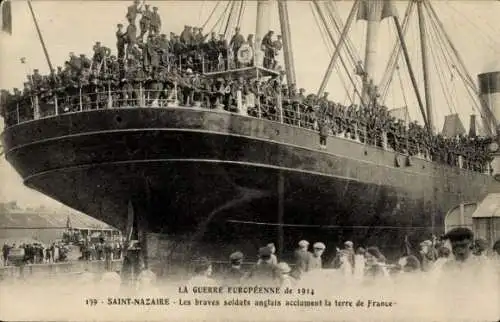 Ak Saint Nazaire Loire Atlantique, Dampfer kommt im Hafen an, Soldaten