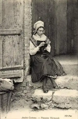 Ak Calvados Normandie, Portrait de Femme en ancien Costume de Paysanne