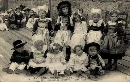 Ak Kinder in bretonischer Tracht, Gruppenbild