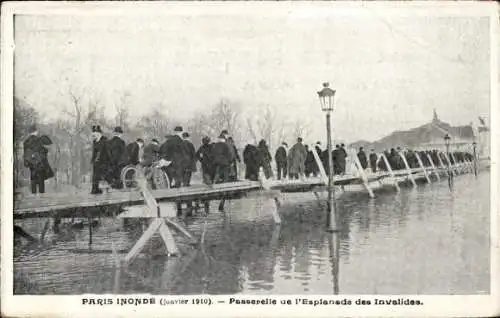 Ak Paris VII, Les Invalides, Crue de la Seine, Janvier 1910, Passerelle