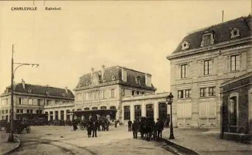 Ak Mézières Charleville Ardennes, La Gare, Blick auf den Bahnhof, Straßenseite