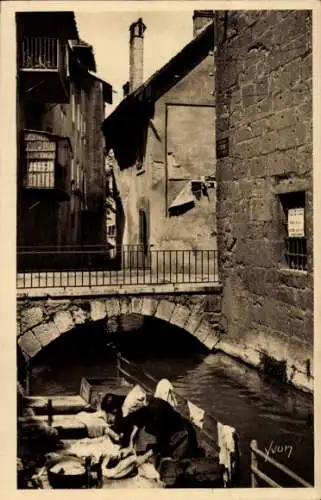 Ak Annecy Haute Savoie, Lavandières sur le Thiou 