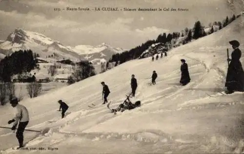 Ak La Clusaz Haute Savoie, Skieurs descendant de la Col de Aravis