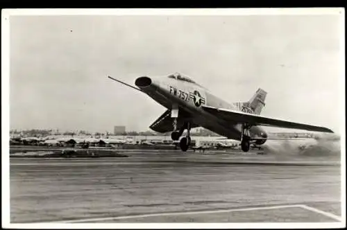 Ak North American F 100 Super Sabre, Kampfflugzeug der US Air Force, FW-757