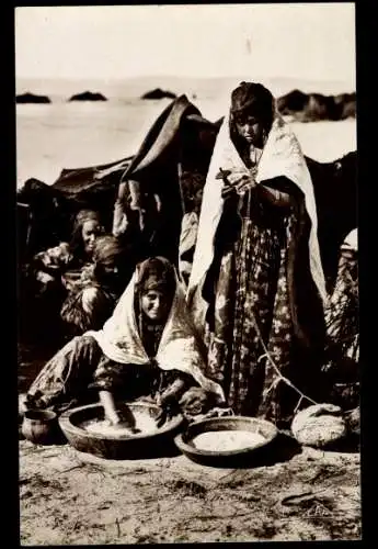 Ak Petits travaux au Gourbi, Frauen, Zelt, Maghreb