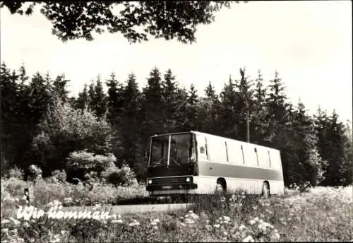 Ak Wir kommen, Ein Reisebus fährt durch Waldgebiet, Ikarus