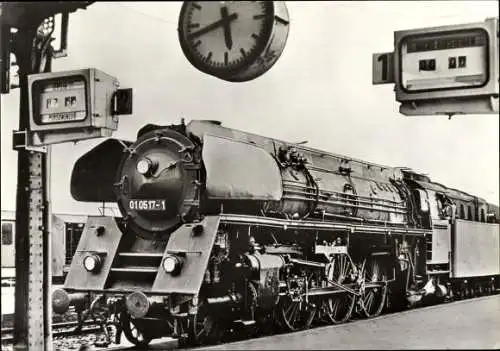 Ak Deutsche Eisenbahn, Dampflokomotive, Lok 010517 1 im Bahnhof, Anzeigetafeln