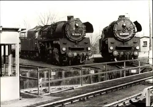 Ak Deutsche Eisenbahn, Dampflokomotive, Lok 58 3032 8 und 58 3024 5, Bahnbetriebswerk Glauchau